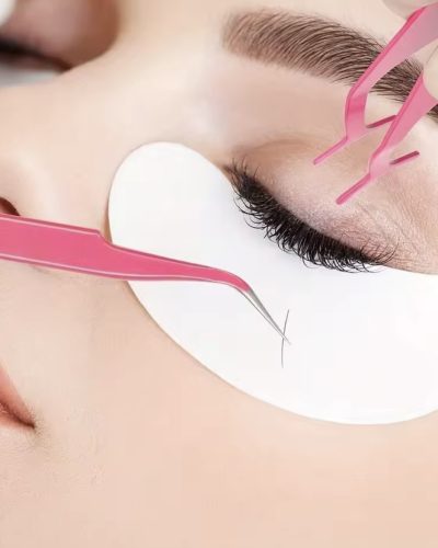 Набір пінцетів для накладних вій у пластиковому футлярі.